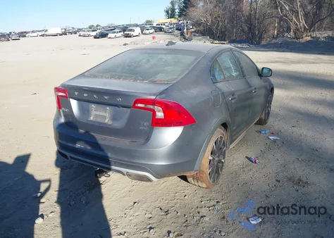 2016 Volvo S60 Cross Country T5 Platinum z USA, uszkodzony, nr VIN YV4612UM3G2000585